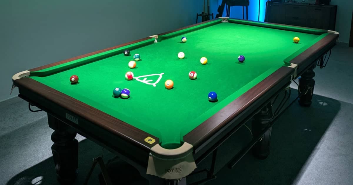 Heyball table with tight pockets and numbered pool balls