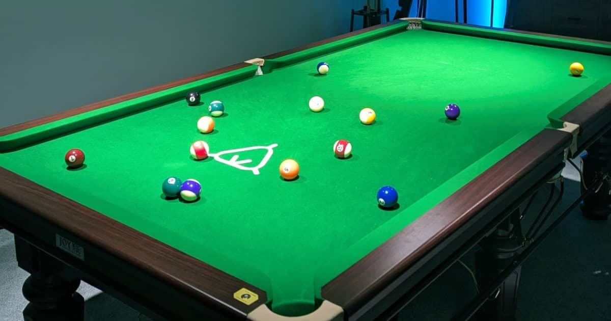 Heyball table with green cloth, tight pockets and numbered pool balls